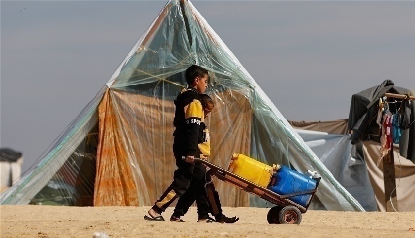 من مخيمات النزوح جنوب قطاع غزة (رويترز)