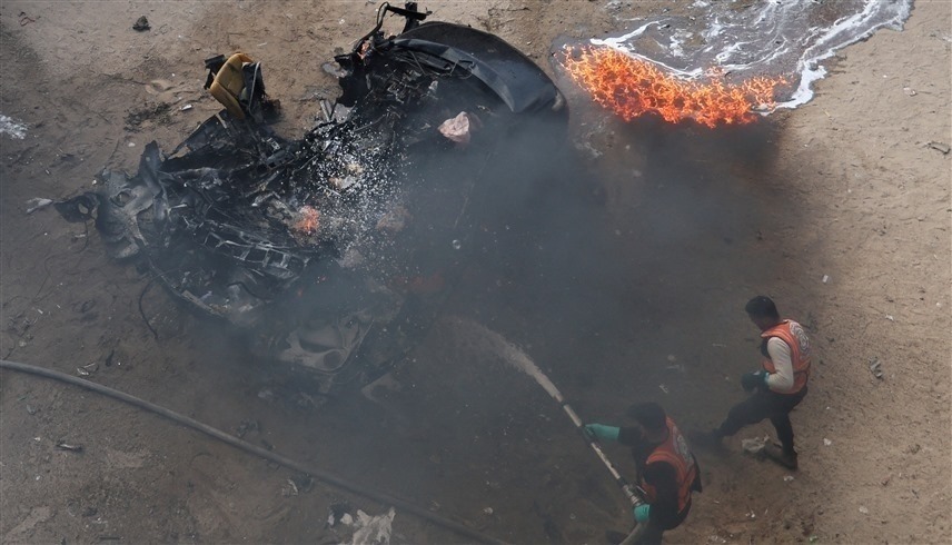 استهداف سيارة في مدينة رفح جنوب قطاع غزة (رويترز)