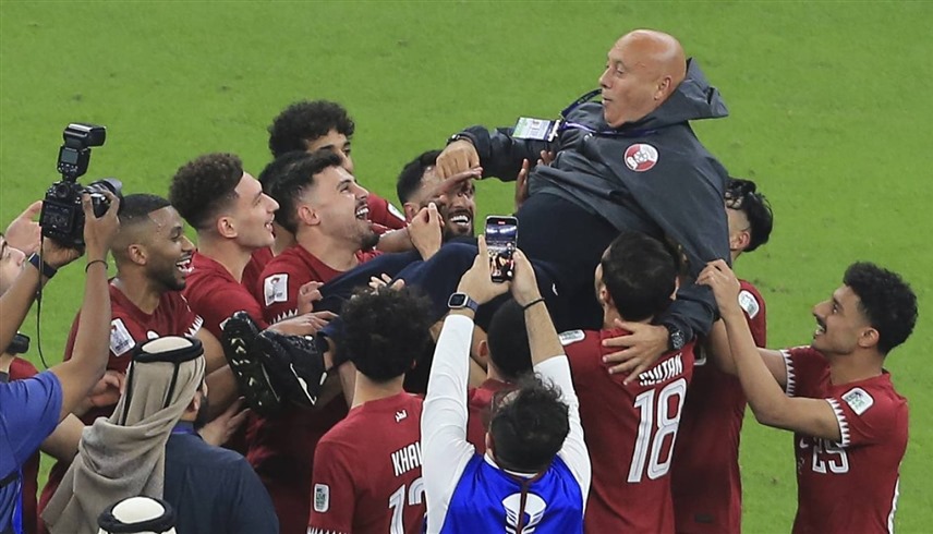 لاعبو قطر يحملون مدربهم ماركيز لوبيز  (إكس)