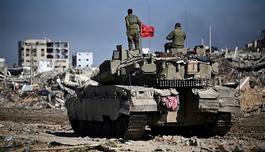 دبابة إسرائيلية وسط أكوام الدمار في غزة (وكالات)