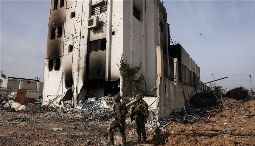 جنديان إسرائيليان أمام مبنى مدمر في غزة (أرشيف)