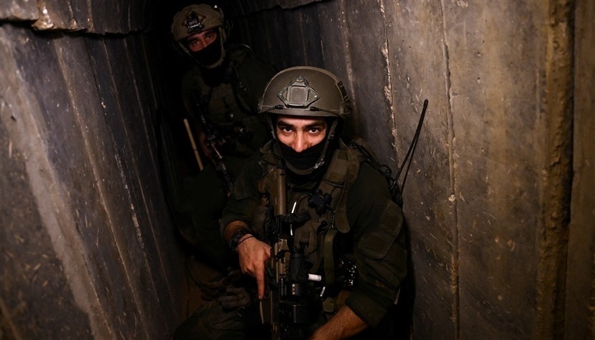جندي إسرائيلي داخل نفق في قطاع غزة (رويترز)