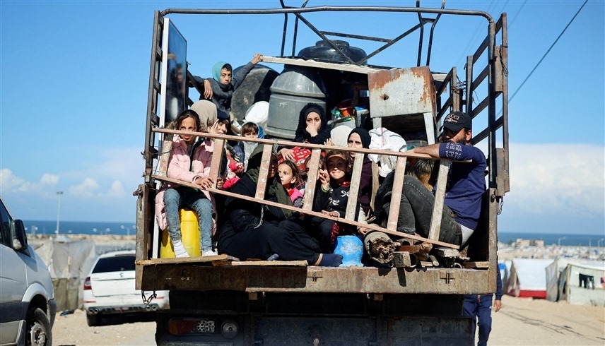 فلسطينيون يحملون أمتعتهم خلال نزوحهم إلى جنوب قطاع غزة (رويترز)