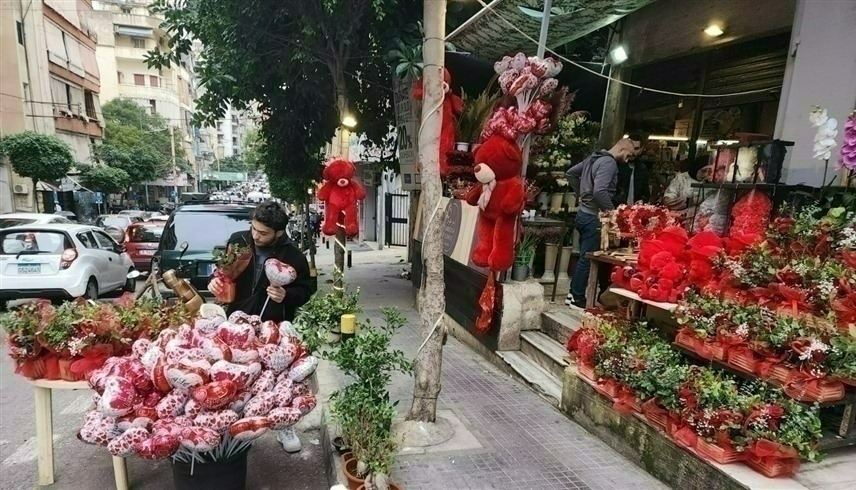 شاب لبناني يبحث عن هدية لحبيبته في الفالنتاين في أحد شوارع بيروت (موقع 24)