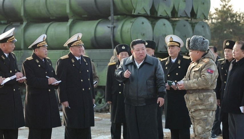 زعيم كوريا الشمالية كيم جونغ أون خلال اختبار الصاروخ الجديد (إكس)