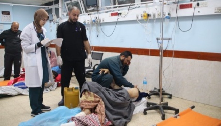 مصابين فلسطينيين في مستشفى ناصر بغزة (إكس)