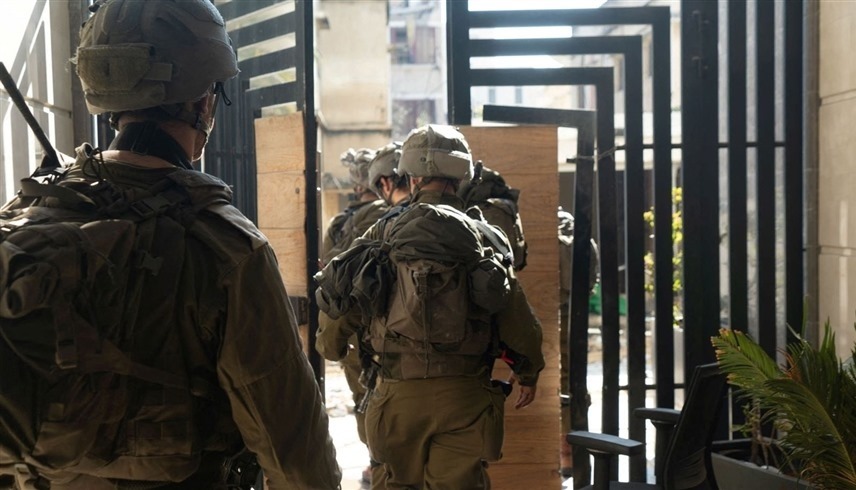جنود من الجيش الإسرائيلي خلال اقتحام مستشفى ناصر في غزة (رويترز)