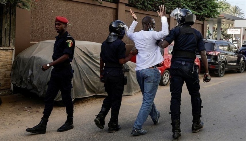 شرطيان يعتقلان متظاهراً في دكار.