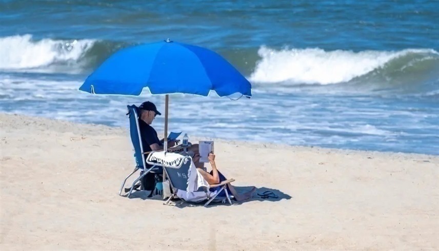 جو بايدن على الشاطئ (نيويورك بوست)