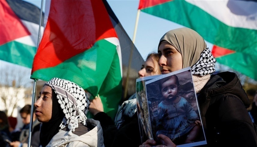 مظاهرة أمام محكمة العدل الدولية خلال جلسة للنطق بقرارات بشأن إسرائيل (رويترز)