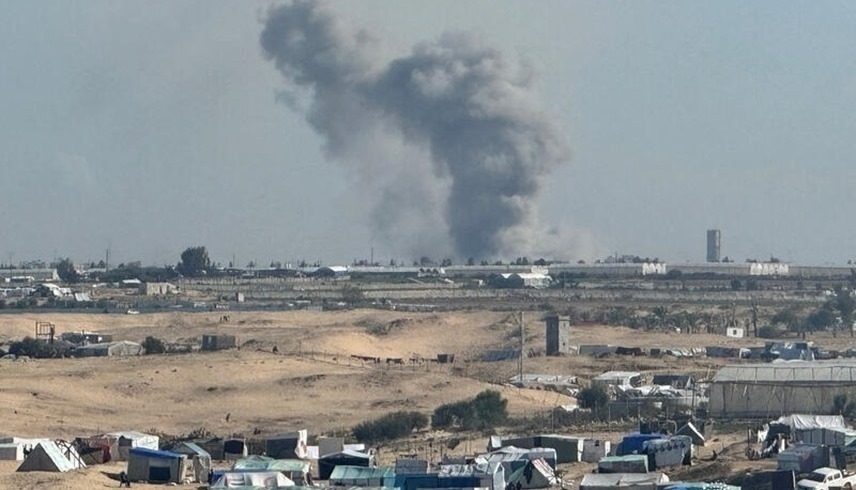 قصف إسرائيلي على مناطق بالقرب من رفح (رويترز)