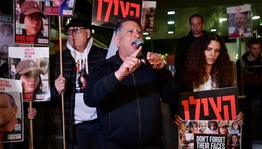 والد رهينة إسرائيلية يتحدث إلى المتظاهرين في تل أبيب بعد تصريحات سموتريتش  (تايمز أوف إسرائيل)