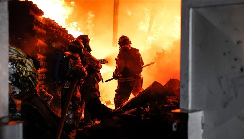عناصر الإطفاء الكينية تحاول إخماد الحريق (أ ف ب)
