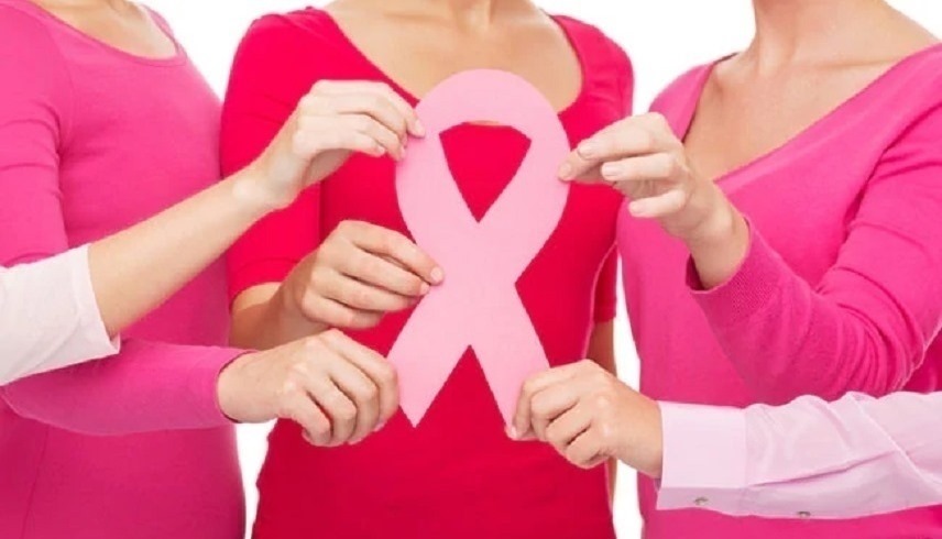 نساء يحملن شعار سرطان الثدي (أرشيف)