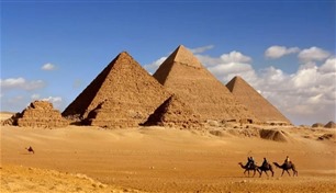 إيلون ماسك يعترف بأن أهرامات مصر القديمة "تذهل عقله"