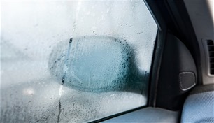 كيف التخلص من تكثف بخار الماء على زجاج السيارة؟