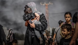أمهات وحوامل يروين آلامهن تحت نيران القصف في غزة