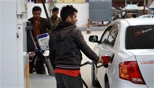باكستان ترفع أسعار الوقود بعد هبوط الروبية