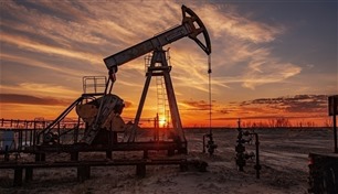 أسعار النفط تتراجع قبل اجتماعين مرتقبين 
