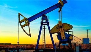 النفط ينخفض وسط اقتراب رفع الفائدة الأمريكية