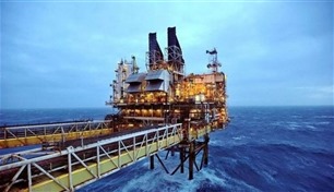 النفط يتراجع بفعل مخاوف رفع الفائدة وتدفقات الصادرات الروسية