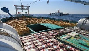 البحرية الأمريكية تعترض شحنة مخدرات في خليج عُمان