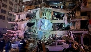 بالفيديو.. 912 قتيلاً وانهيار 2700 مبنى في زلزال تركيا