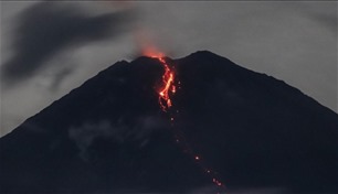 جبل "سيميرو" يظهر نشاطاً بـ 21 زلزالاً بركانياً