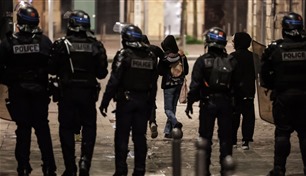 فرنسا: إصابة ألف شرطي خلال الاحتجاجات