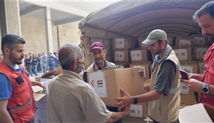 ضمن "الفارس الشهم2".. الهلال الأحمر يوزع مساعدات إنسانية في اللاذقية 