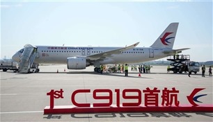 منافسة لبوينغ وإيرباص.. بكين تطلق أول رحلة لطائرة صينية