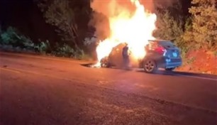 ينقذ طفلتين من سيارة قبل ثوانٍ على انفجارها