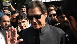 عمران خان.. نجم كريكيت أوصلته السياسة إلى المحكمة