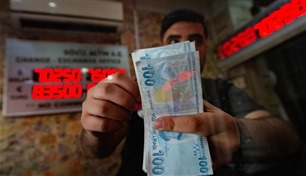 الليرة التركية تهوي إلى قاع قياسي جديد مقابل الدولار