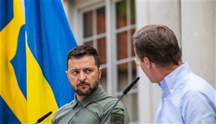 أوكرانيا تستهدف موسكو وزيلينسكي يطلب مقاتلات سويدية