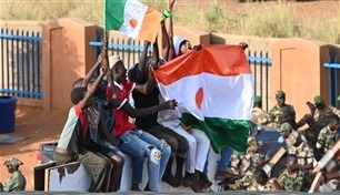 لوموند: على فرنسا الخروج من فخ النيجر