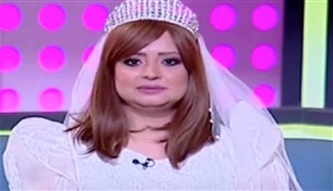 مذيعة مصرية تبحث عن عريس بفستان زفاف على الهواء