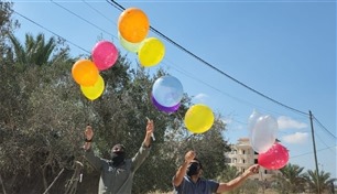 فلسطينيون يستأنفون إطلاق البالونات الحارقة من غزة إلى إسرائيل 