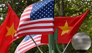 إدارة بايدن تجري محادثات مع فيتنام حول صفقة أسلحة قد "تغضب" الصين