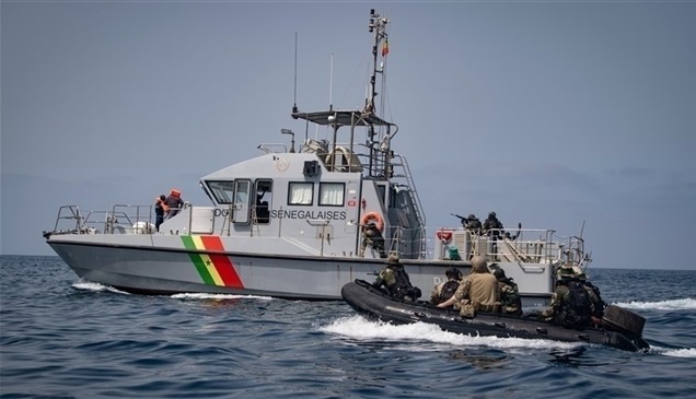 البحرية السنغالية تعترض مركبي مهاجرين يحملان 272 شخصاً