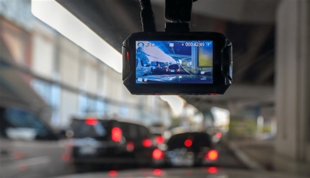 كاليفورنيا تقيّد استخدام الكاميرات المثبتة داخلياً في السيارات