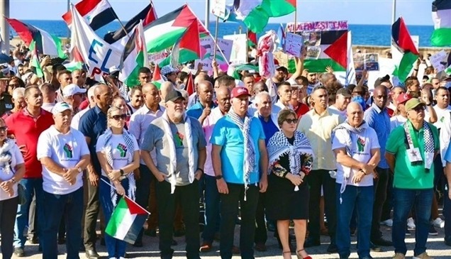أمام السفارة الأمريكية.. رئيس كوبا يتقدم مسيرة مؤيدة للفلسطينيين في هافانا 