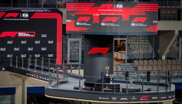 منصة التتويج الجديدة تستقبل كأس جائزة أبوظبي للفورمولا1 