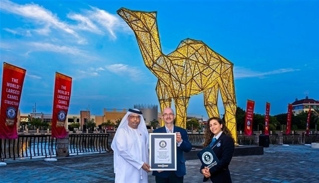 "دبي باركس" تكشف عن أكبر مجسم لجمل مضاء في العالم
