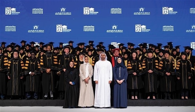 ذياب بن محمد بن زايد يشهد تخرج طلبة كلية الإمارات للتطوير التربوي