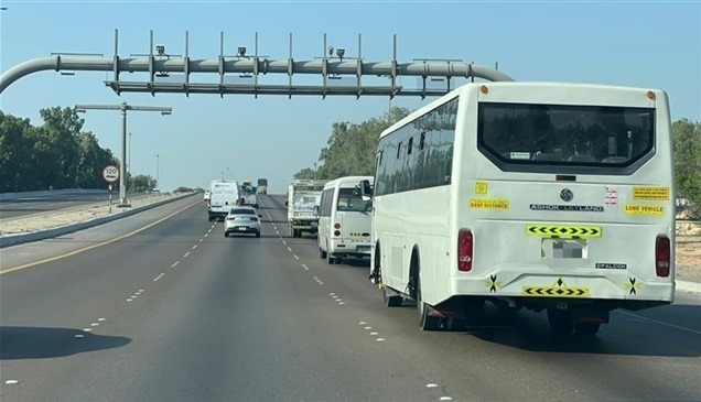 شرطة أبوظبي تمنع سير حافلات نقل العمال في شارع الشيخ زايد بن سلطان