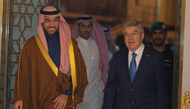 وزير الرياضة السعودي يستقبل توماس باخ