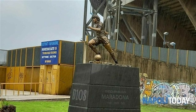 بلدية نابولي تعيد تمثال مارادونا لصاحبه
