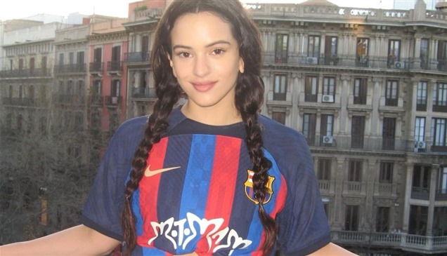 روساليا على قمصان برشلونة في "الكلاسيكو"