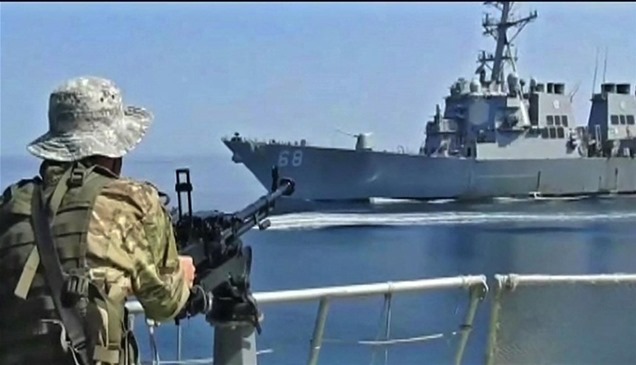 إيران تعلن رصد سفينة أمريكية في مضيق هرمز